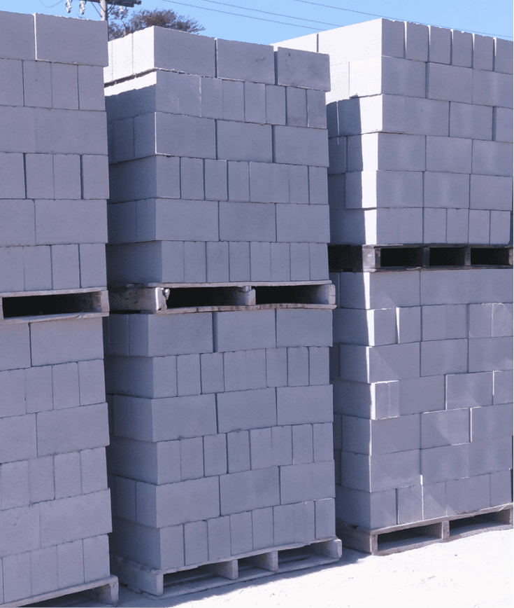 Blocos de concreto empilhados na fábrica da Blocos Siviero em Piracicaba