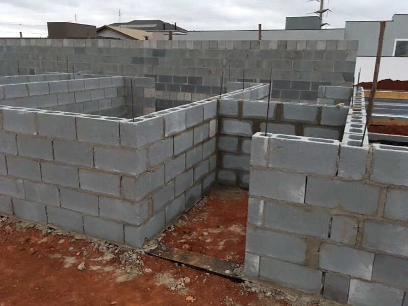 Obra com blocos de vedação de concreto Blocos Siviero